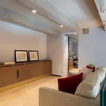 Arts & Crafts Apartment *